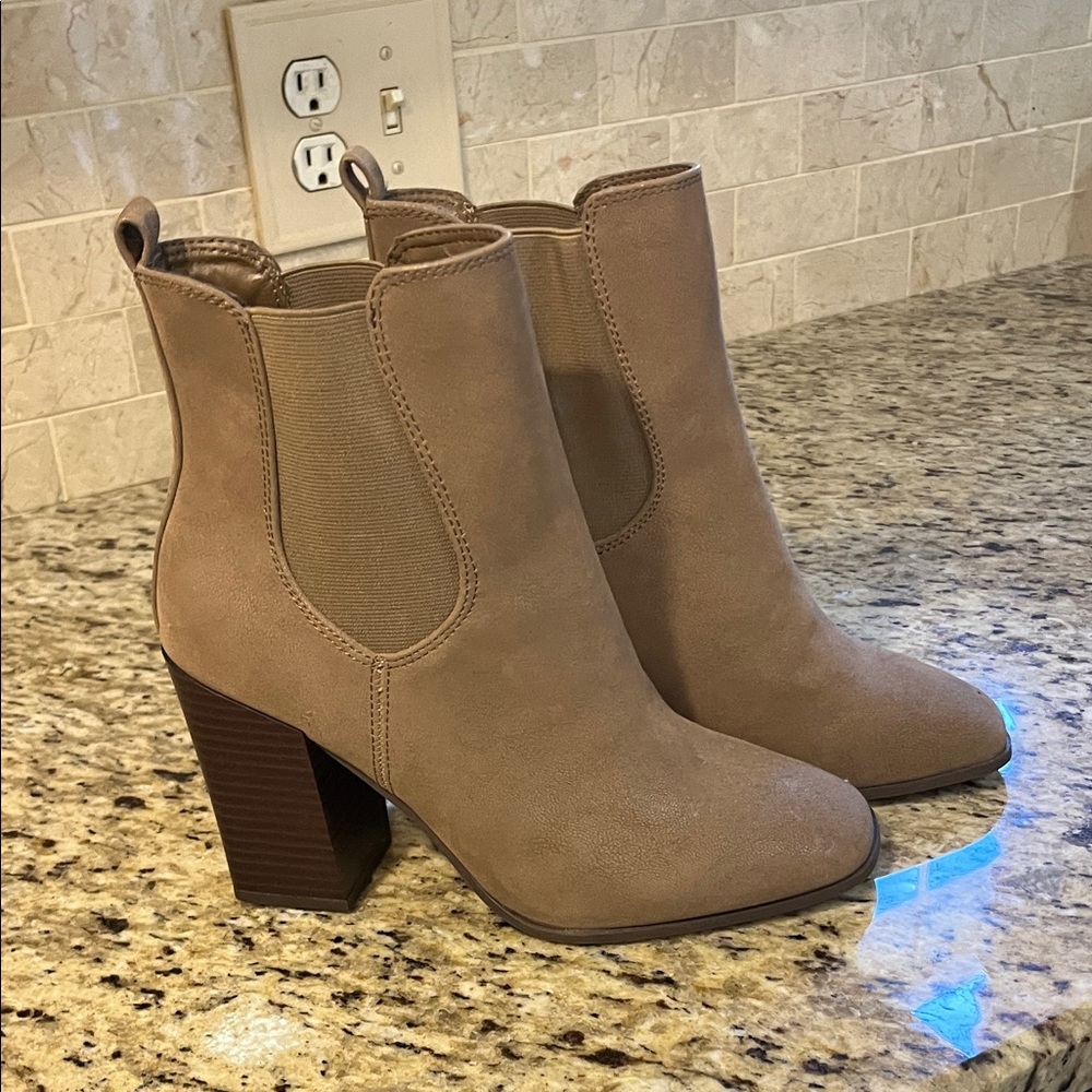 Bamboo sz 8 Stylish Tan Ankle Boots for Women - NEW (No Box)